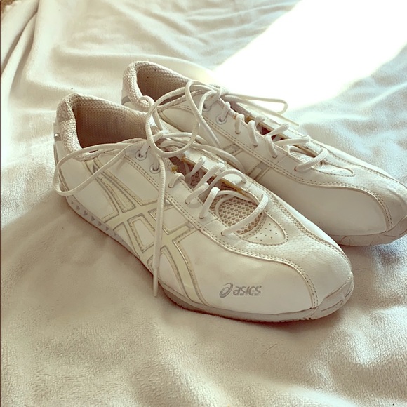 asics white cheer shoes